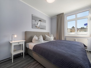 Das Schlafzimmer mit großem Doppelbett ...