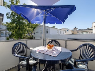 Der möblierte Westbalkon.