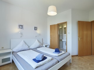 Helles Schlafzimmer mit eigenem Bad