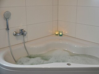 Entspannte Momente in der komfortablen Eckbadewanne.