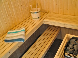 Jederzeit relaxen in der geräumigen Sauna.