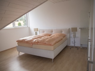 großes Schlafzimmer mit eigenem Balkon