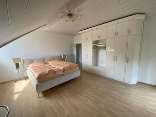 großes Schlafzimmer mit Boxspringbett  180x200