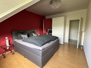 kleines Schlafzimmer mit Boxspringbett 180x200