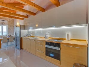 ROSE con grande piscina riscaldata 50m2 e vista mare