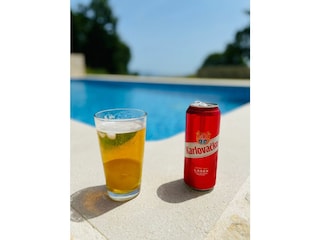 Bier am Pool
