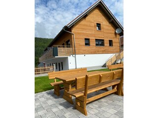 Gartenansicht mit Sitzgelegenheit