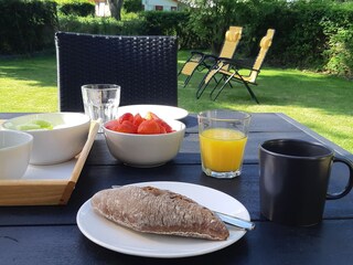 Frühstück im Garten