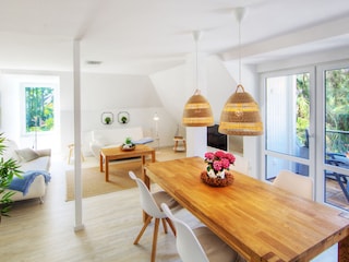 Wohn- und Essbereich mit angeschlossenem Balkon