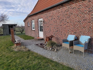 Steingarten hinterm Haus mit Feldblick