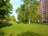 Dietrich-Bonhoeffer-Straße  mit Blick auf den Park