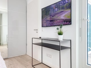TV und Balkonzugang