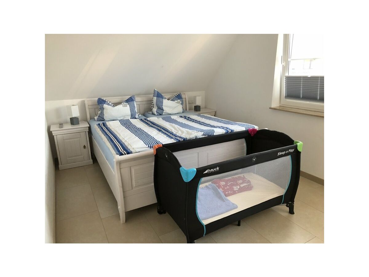 Schlafzimmer mit Aufbettung (Baby)