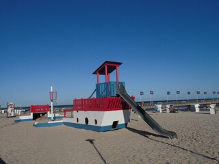 Piratenschiff Grobi - direkt am Strand