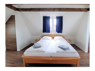 Das große Schlafzimmer mit Doppelbett.