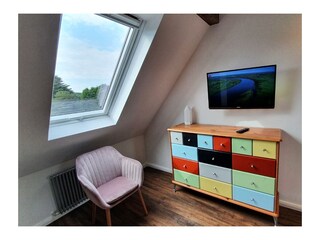 Eine gemütliche Lese- und Fernsehecke im Schalfzimmer.