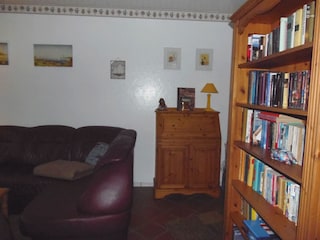 Wohnzimmer mit Bücher- und Schreibschrank
