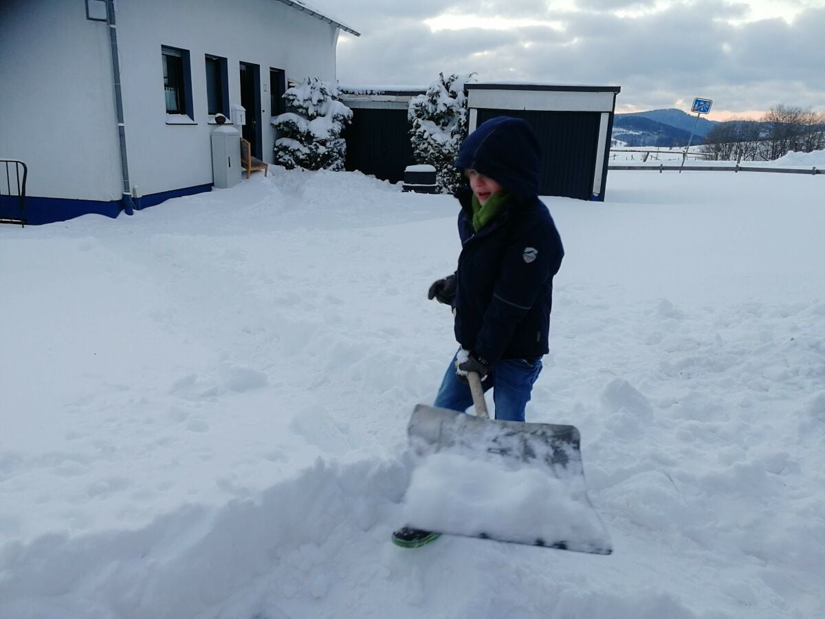 Schneeschippen vor dem Haus