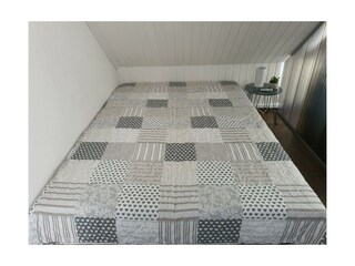 Bett im Wohn-/Schlafzimmer