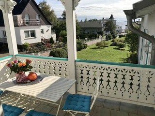 Veranda mit Meerblick und Blick in den Garten