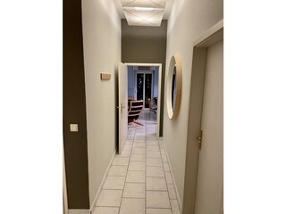 Der neu renovierte Flur mit Blick ins Wohnzimmer