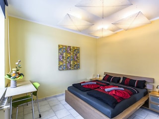 Schlafzimmer 1
