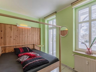Das kleine Schlafzimmer mit 160er Bett und Balkon