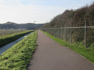 Fuß- und Fahrradweg vom Park zum Strand (2.000 Meter)