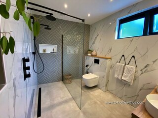 Badezimmer mit Doppele Dusche