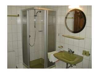 Bad mit Dusche und Badewanne