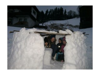 Gäste haben Spass im Schnee
