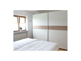 Ein großer Schrank bietet viel Stauraum!