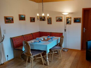 Essecke und Sitzplatz am Fenster