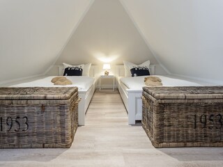 Schlafzimmer mit zwei Einzelbetten