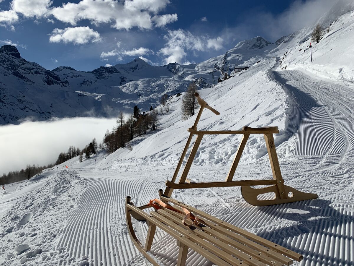 Schlitteln und Skifahren