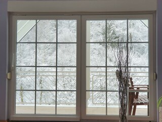 Blick aus dem Wohnzimmer in den Winterwald