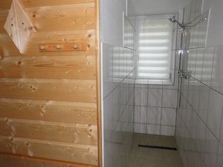 ebenerdige Dusche neben der Sauna
