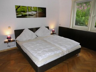Schlafzimmer mit 1,80 m breiten Doppelbett