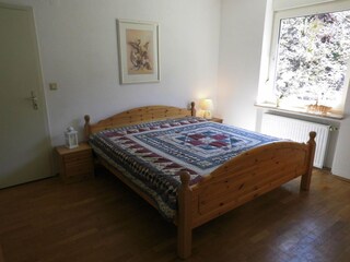Schlafzimmer mit 1,80 mtr. breitem Doppelbett
