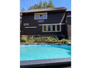 Bergchalet mit Pool im Sommer