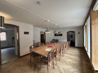 großzügiger Esstisch bietet Platz für alle Mitreisenden