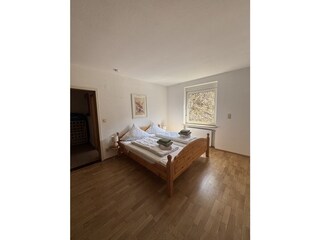 Schlafzimmer mit Doppelbett