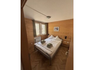 Schlafzimmer mit französischem Doppelbett