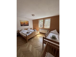 Schlafzimmer mit Doppelbett, Einzelbett und Baby Bett