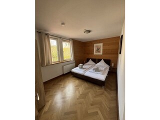 Schlafzimmer mit Doppelbett