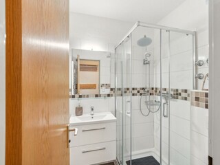 Badezimmer mit Dusche