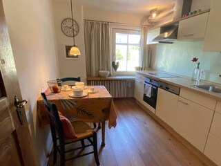 Küche mit gemütlichem kleinem Esstisch