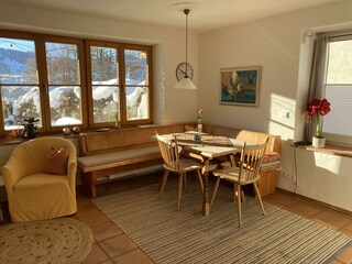 Wintersonne scheint auf die Essecke