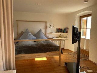 Bett mit Fernsehmöglichkeit