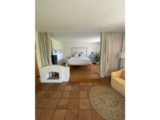 Vorhang plus Verdunkelungsvorhang trennen den Raum